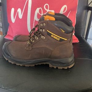 Brand new never even tried on men’s dewalt steel toe boots size 12